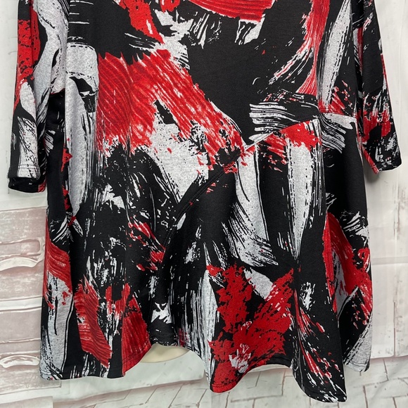 Avenue Womens Black Red White 3/4 Sleeves Asymmetrical Hem Top Blouse Plus 26 28 - Picture 3 of 16